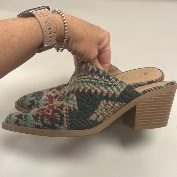 Wonderly Multicolor Patterned Tapestry Mules size 8 / barely worn - Picture 3 of 8